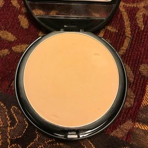 Make Up For Ever Duo Mat Powder Foundation